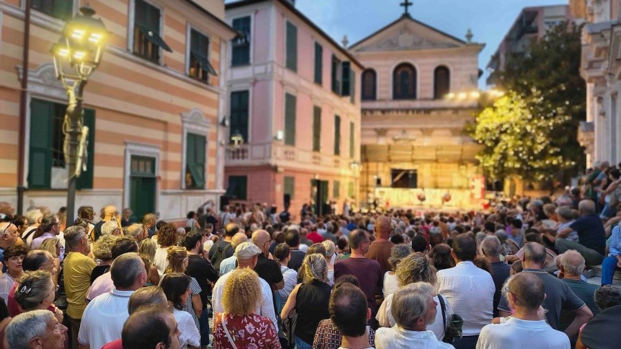 Piazza piena di gente in occasione del festival Parole Ubikate in mare ad Albissola Marina