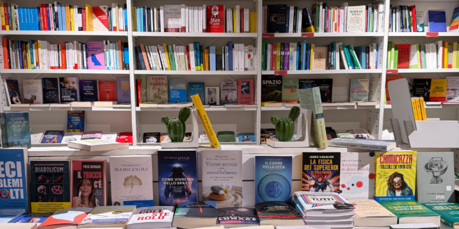 Interno di una libreria Ubik, con un tavolo con i libri più venduti a settembre