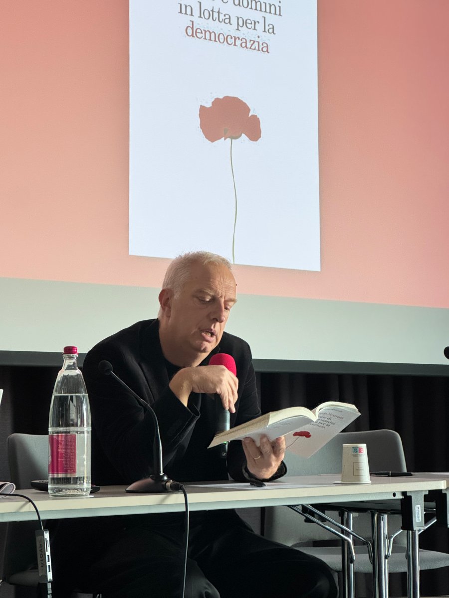 Antonio Scurati legge un passo del suo nuovo libro alla convention ubik 2026